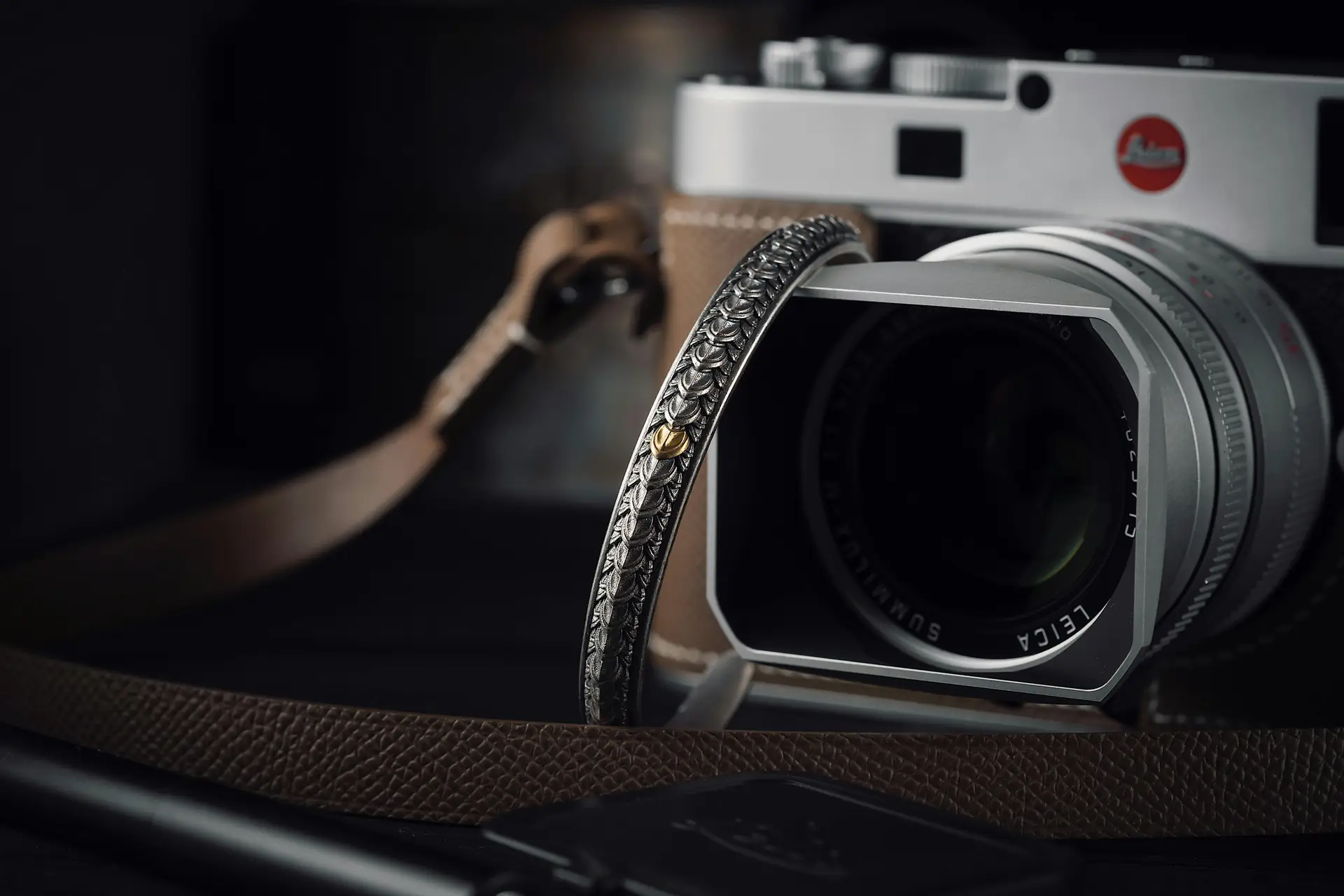 2026 Guide: Secure Camera Strap Choices for International Travel Photographers