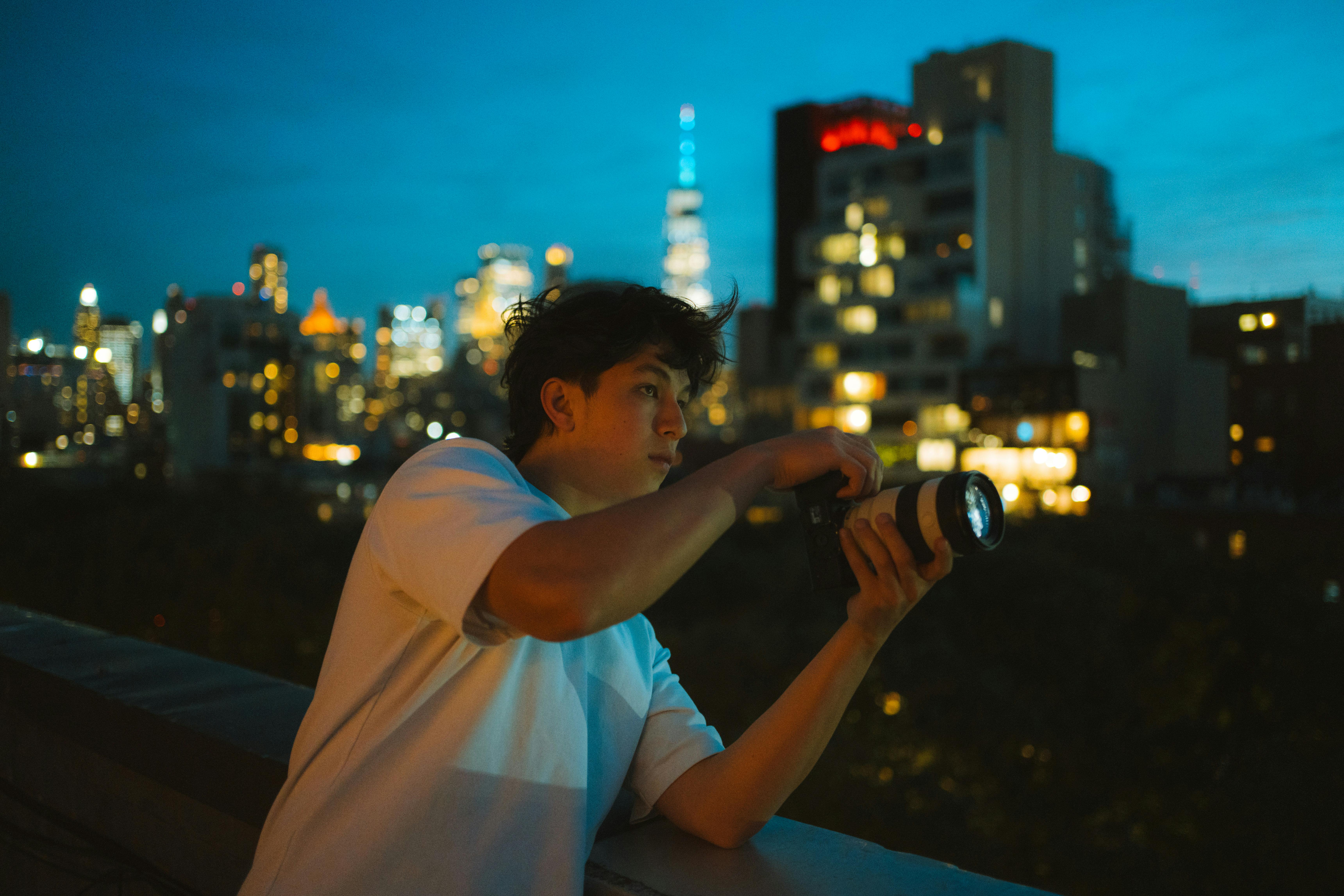 Cámara en trípode con escarcha en las piezas metálicas