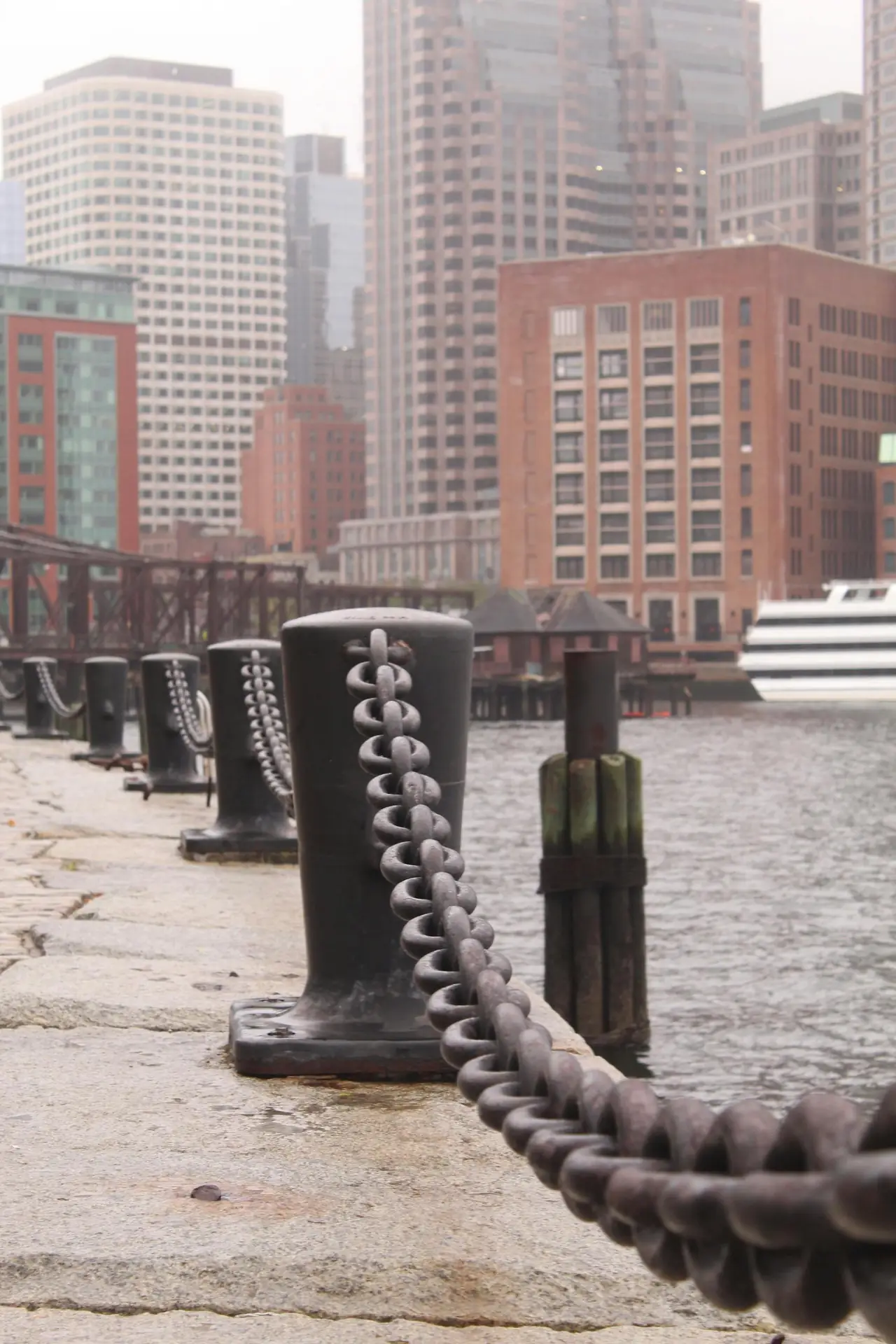 Planner che fa una lista di formati e dimensioni per i social