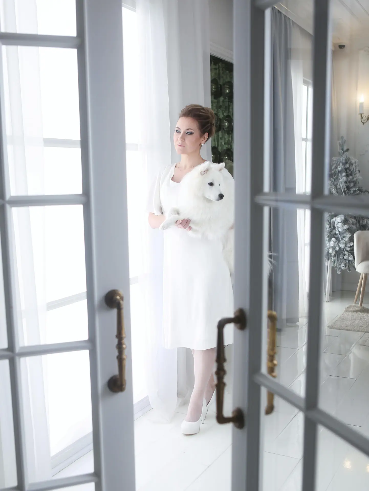 Filmmaker che filma in verticale con smartphone e fotocamera