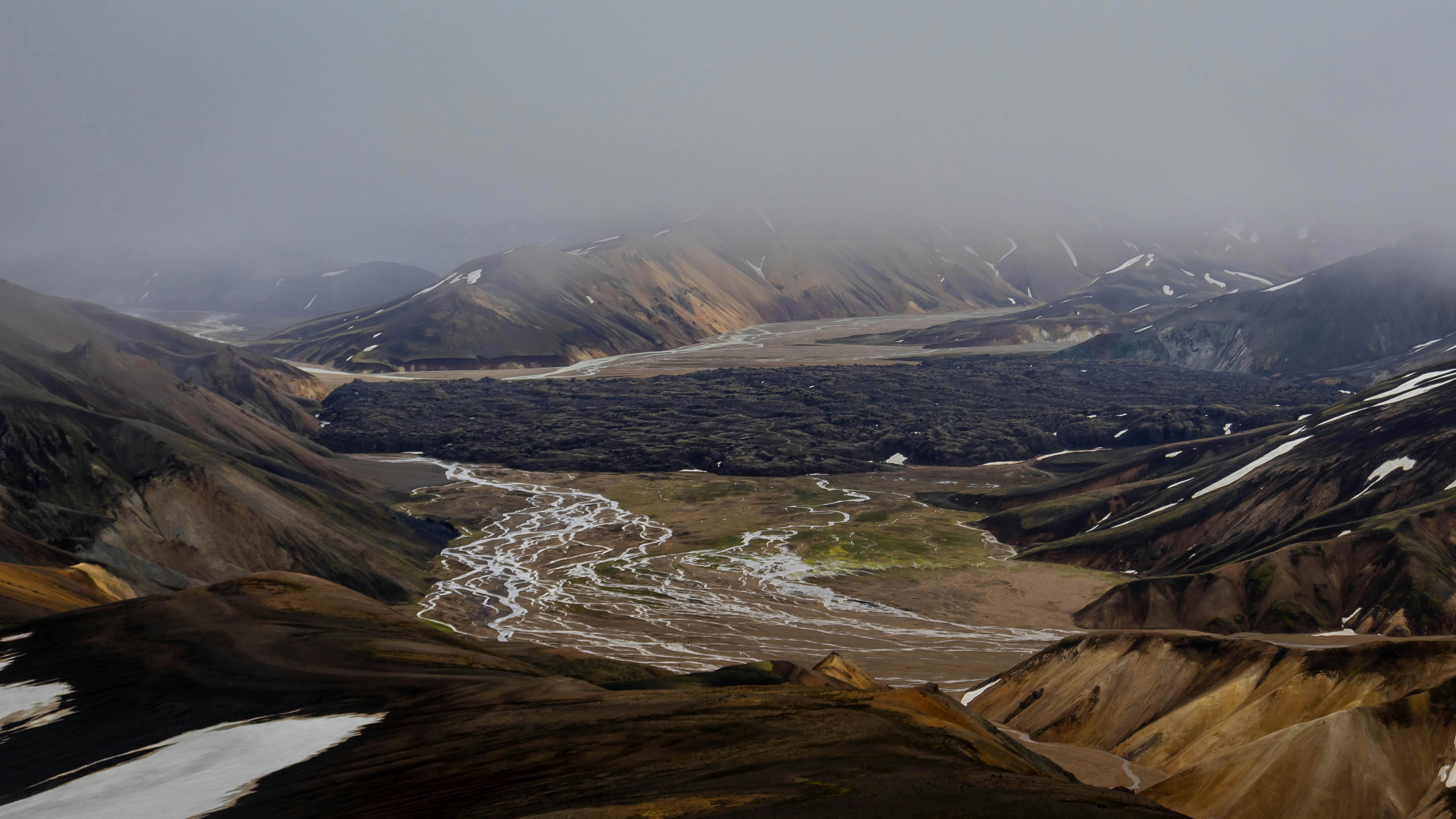 Repérage sur une carte sur tablette avec drone et matériel de voyage à côté