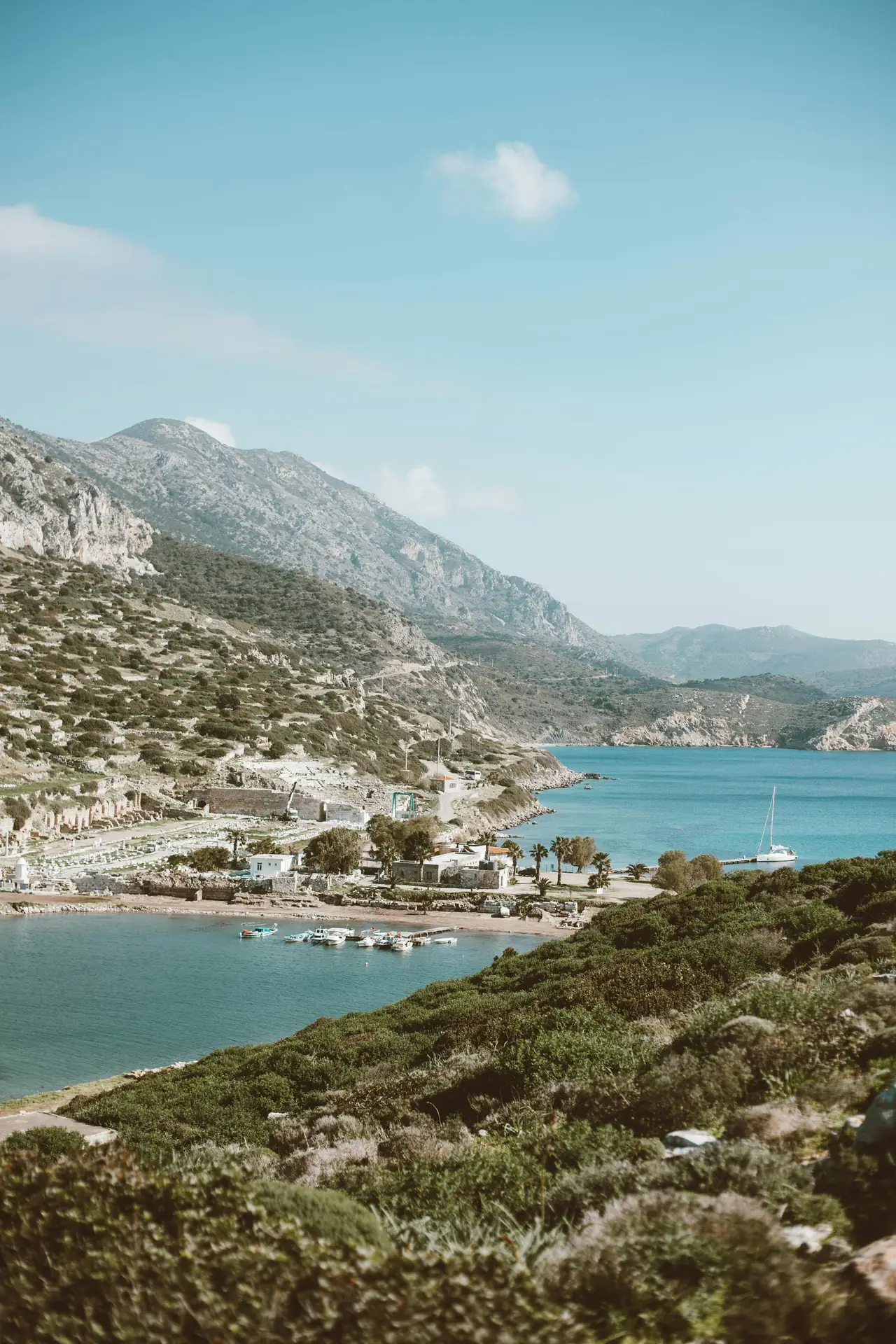 Viaggiatore che tiene una fotocamera compatta mentre inquadra una scena in città
