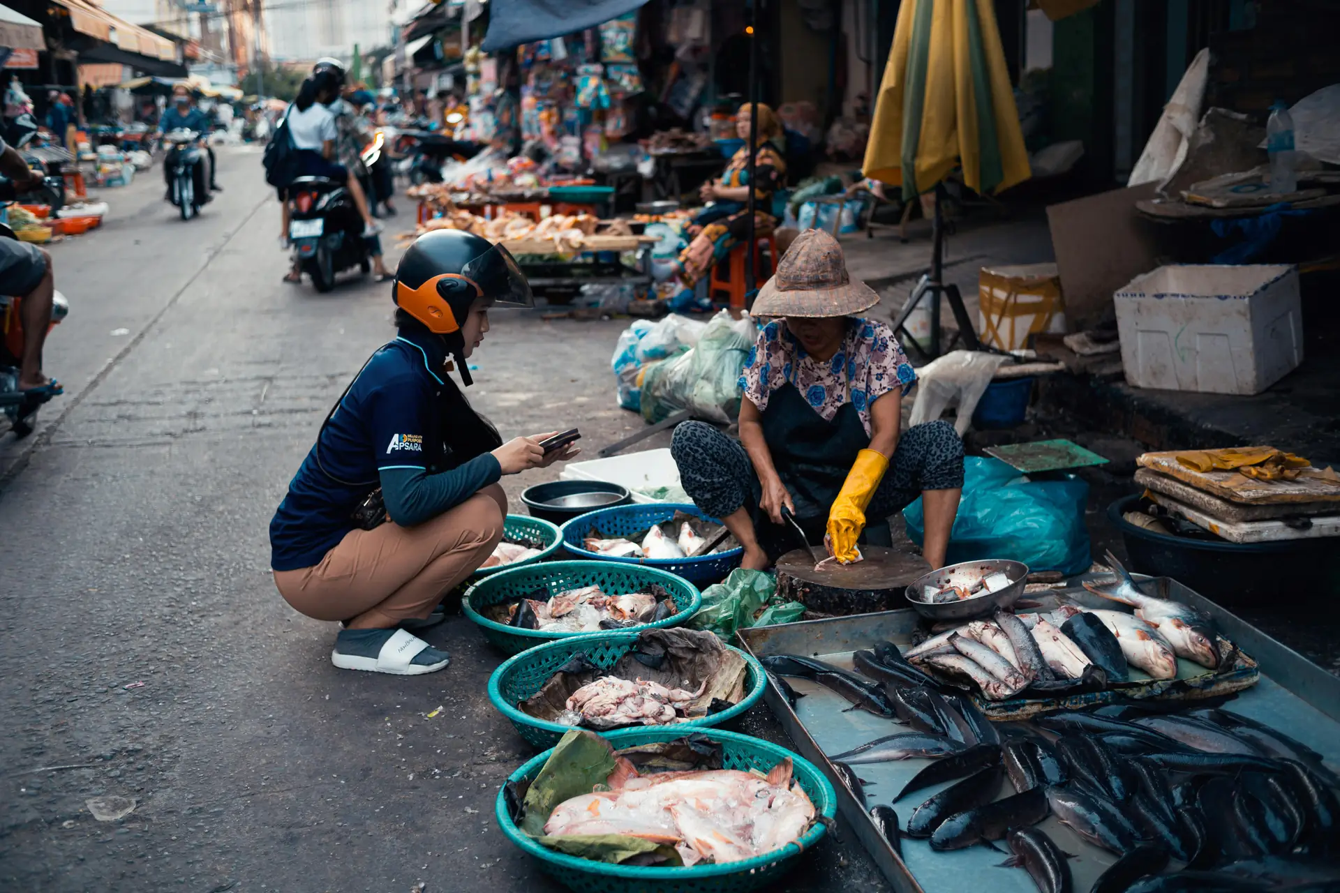 Scena di un mercato di strada con un fotografo discreto che si mimetizza