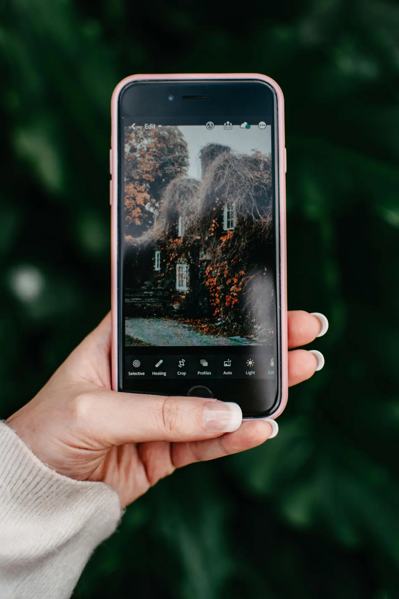 How to Master Mobile-First Vertical Travel Photos for Instagram Reels in 2026