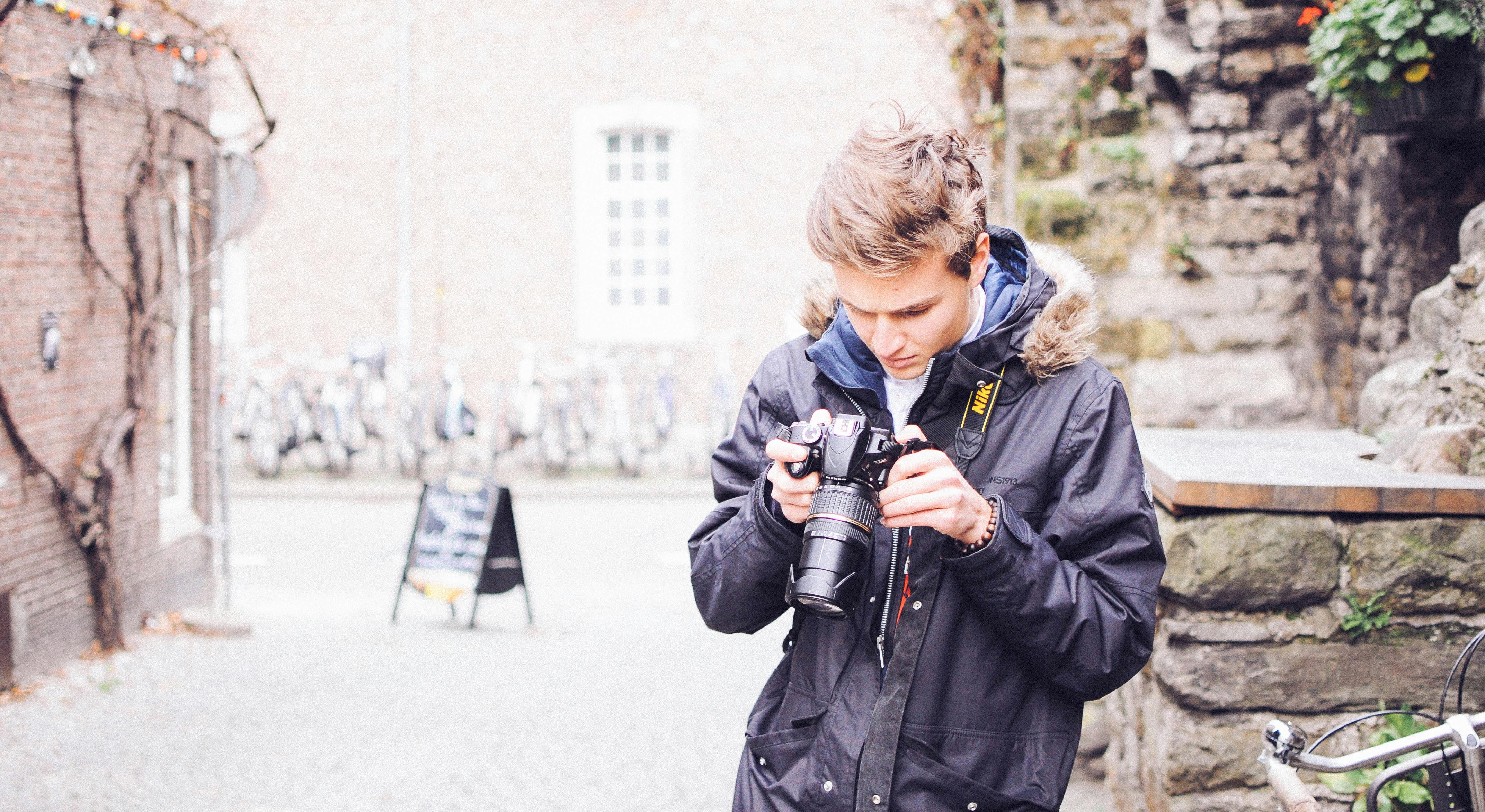Travel photographer with a French-crafted camera strap