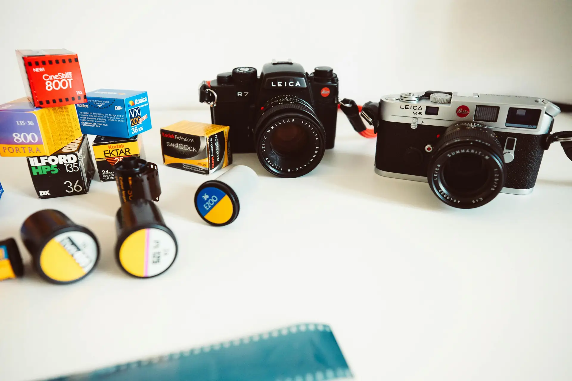 Urban street scene showing candid moment and quick shooting