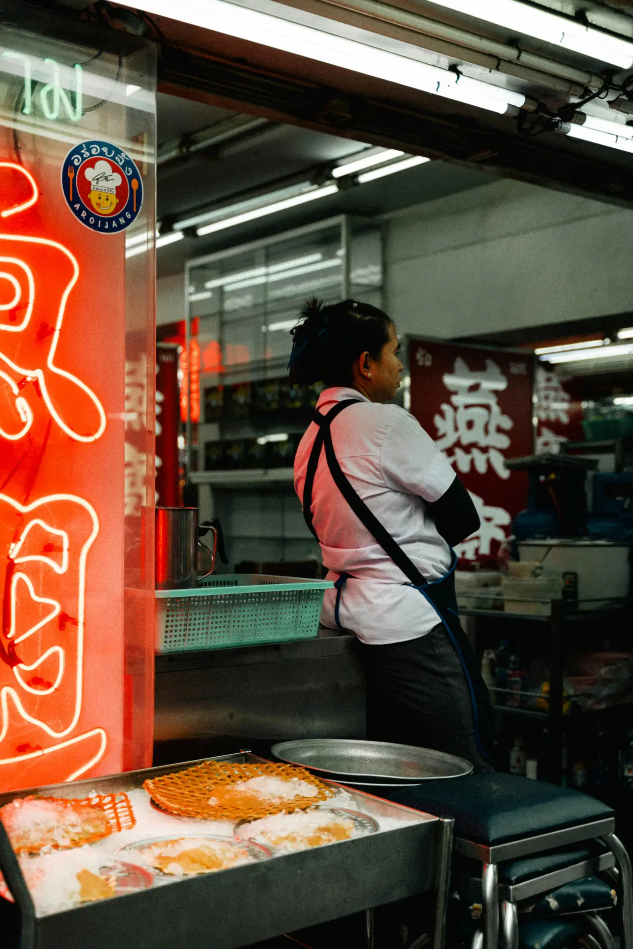 Fotograaf die snel een compacte camera optilt om een candid moment vast te leggen