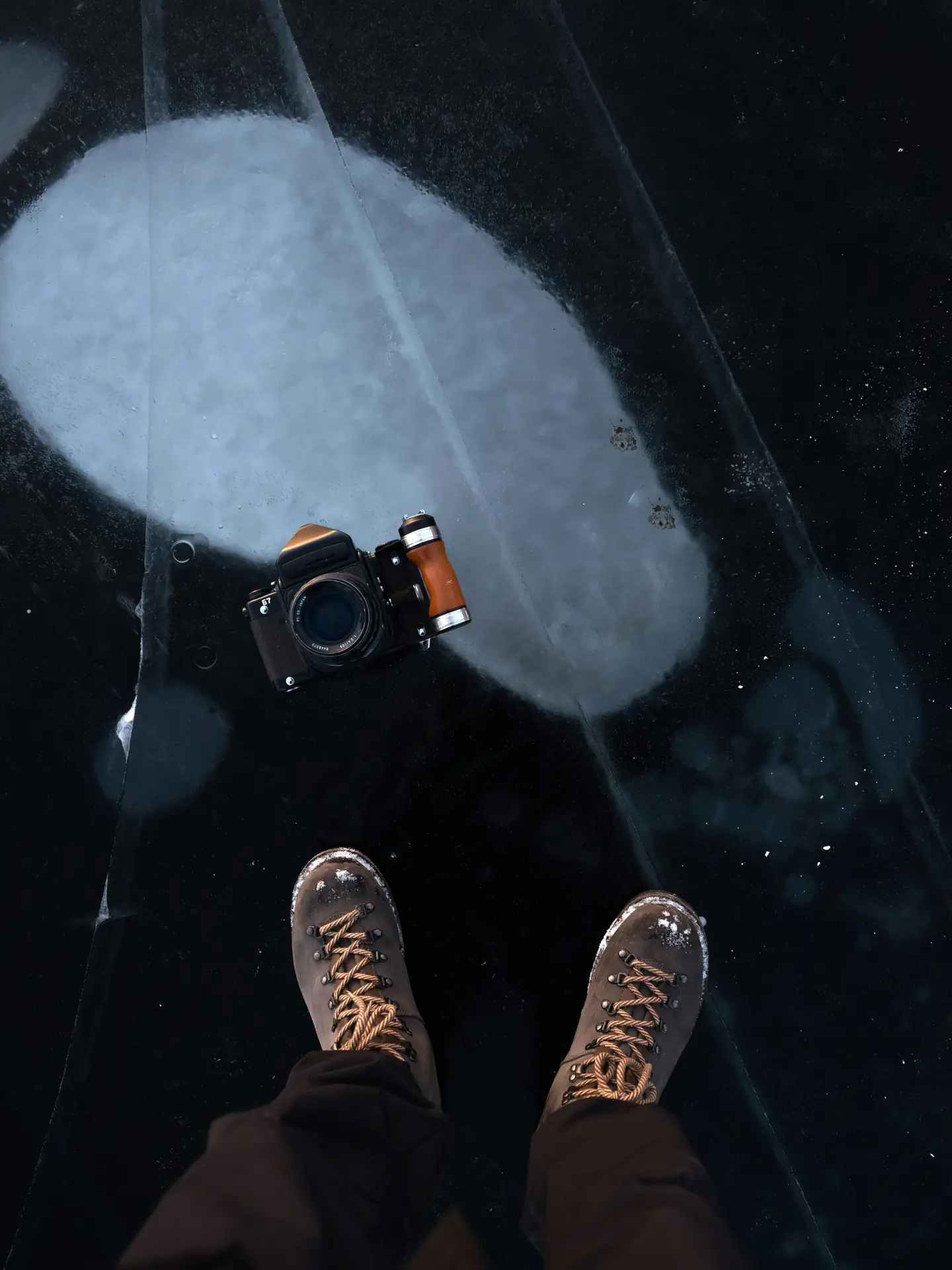 Fotograaf plant een shoot met notitieboek en camerabenodigdheden