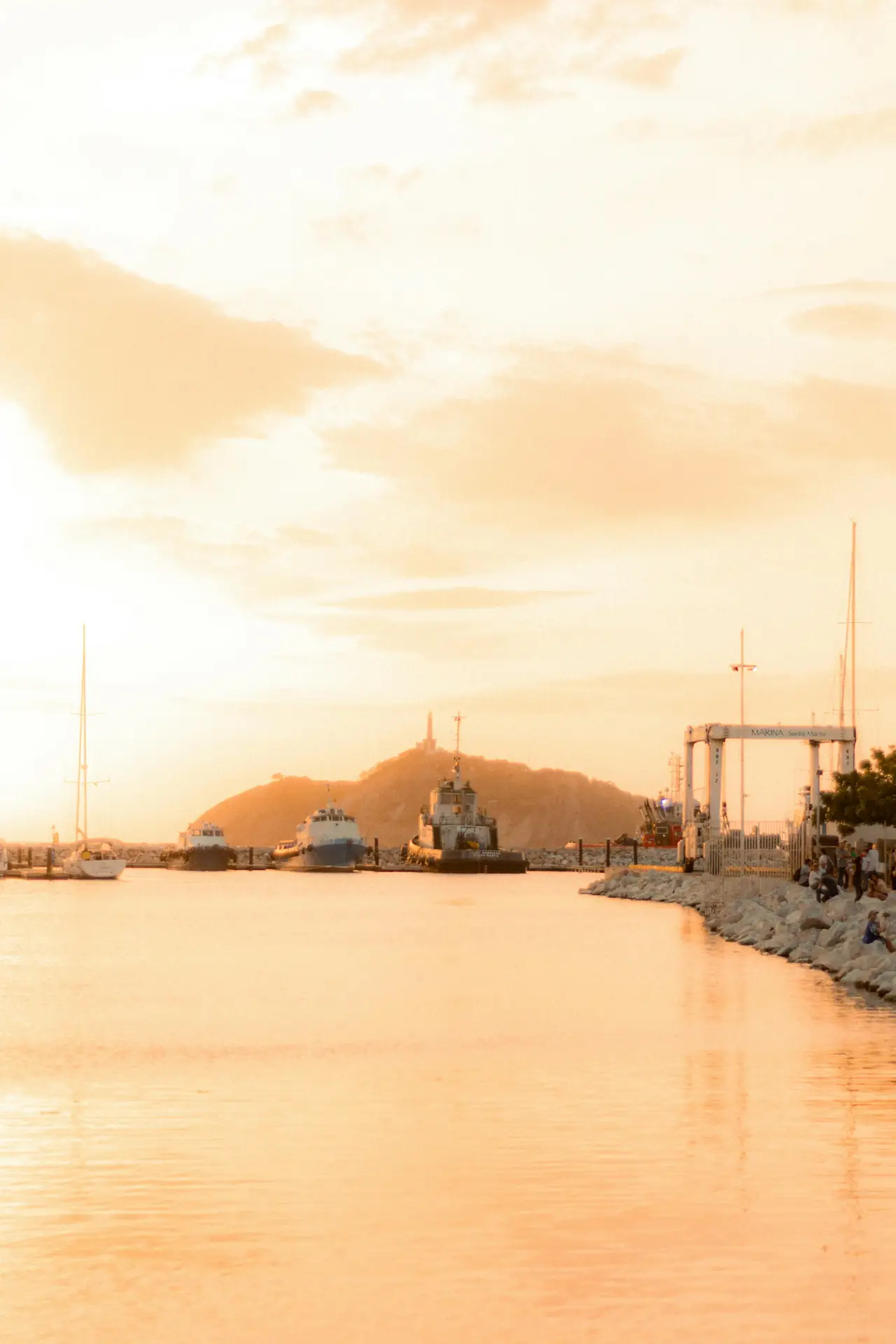 Fotograaf gebruikt een stabiele mount en riem in het veld