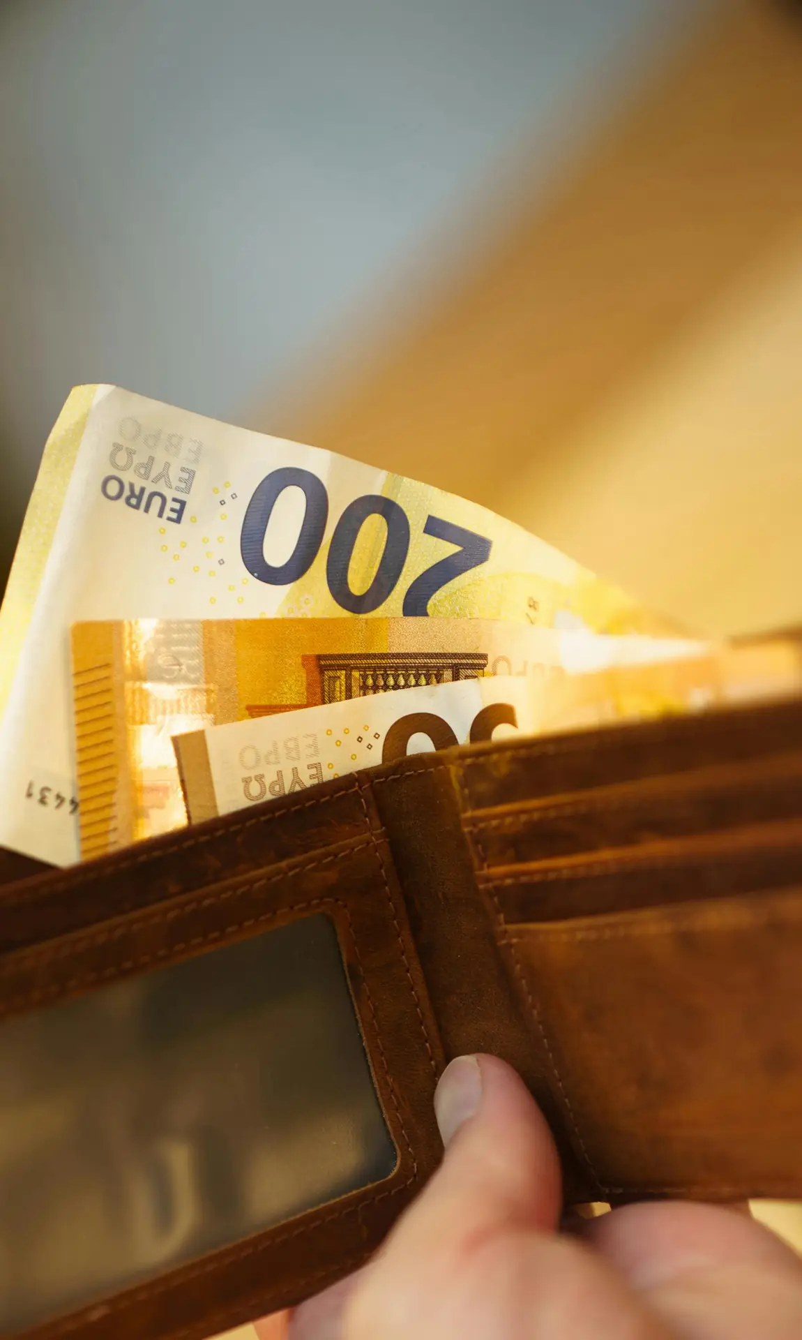 Pocket Camera Buying Guide 2026: Choose Between Premium Pocket vs Budget Compact