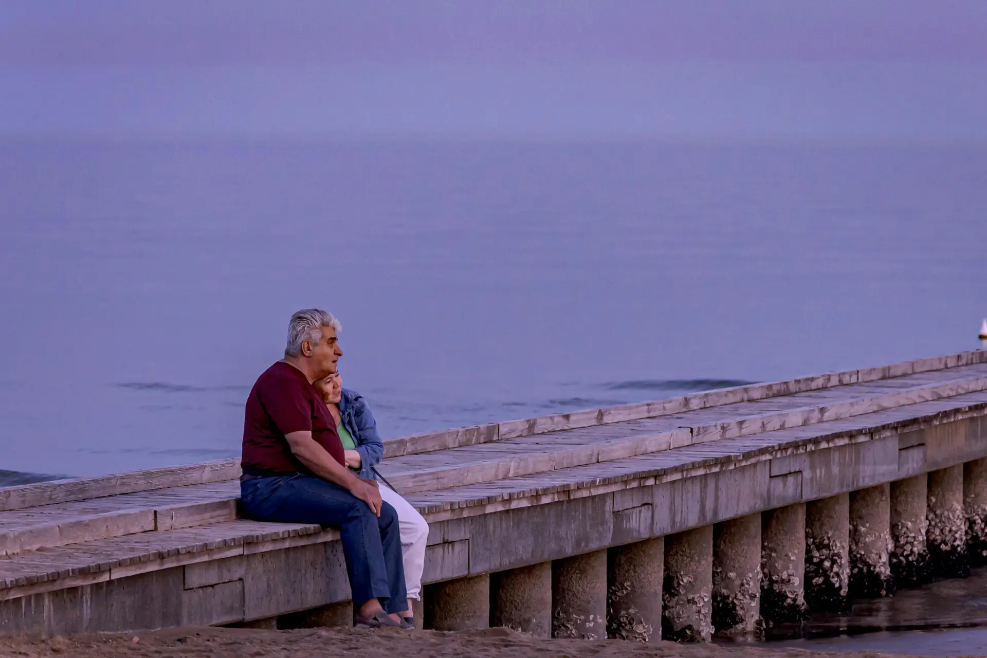 Spontaan bruiloftsmoment op een stoep in de stad, stel lacht