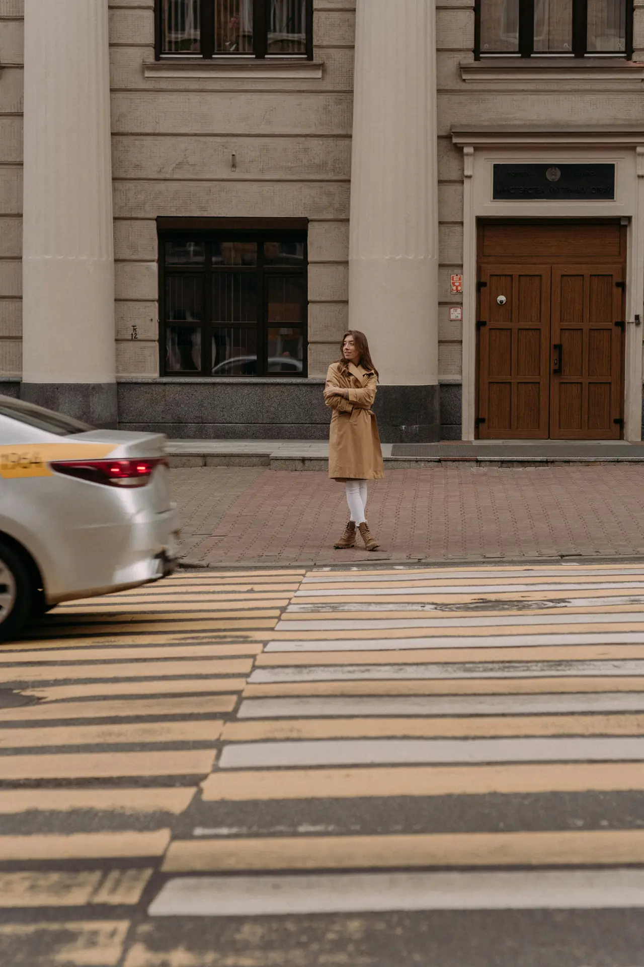 Straatscène met gelaagde elementen die een stel omlijsten