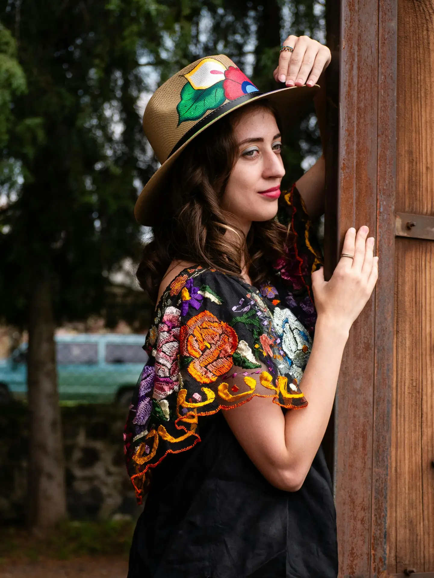 Primo piano di una fotocamera mirrorless che mette a fuoco una scena di strada