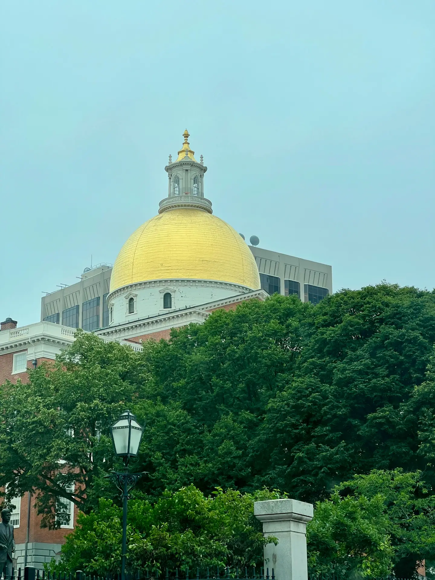 Fotografo di strada che si fonde nella folla per catturare momenti spontanei