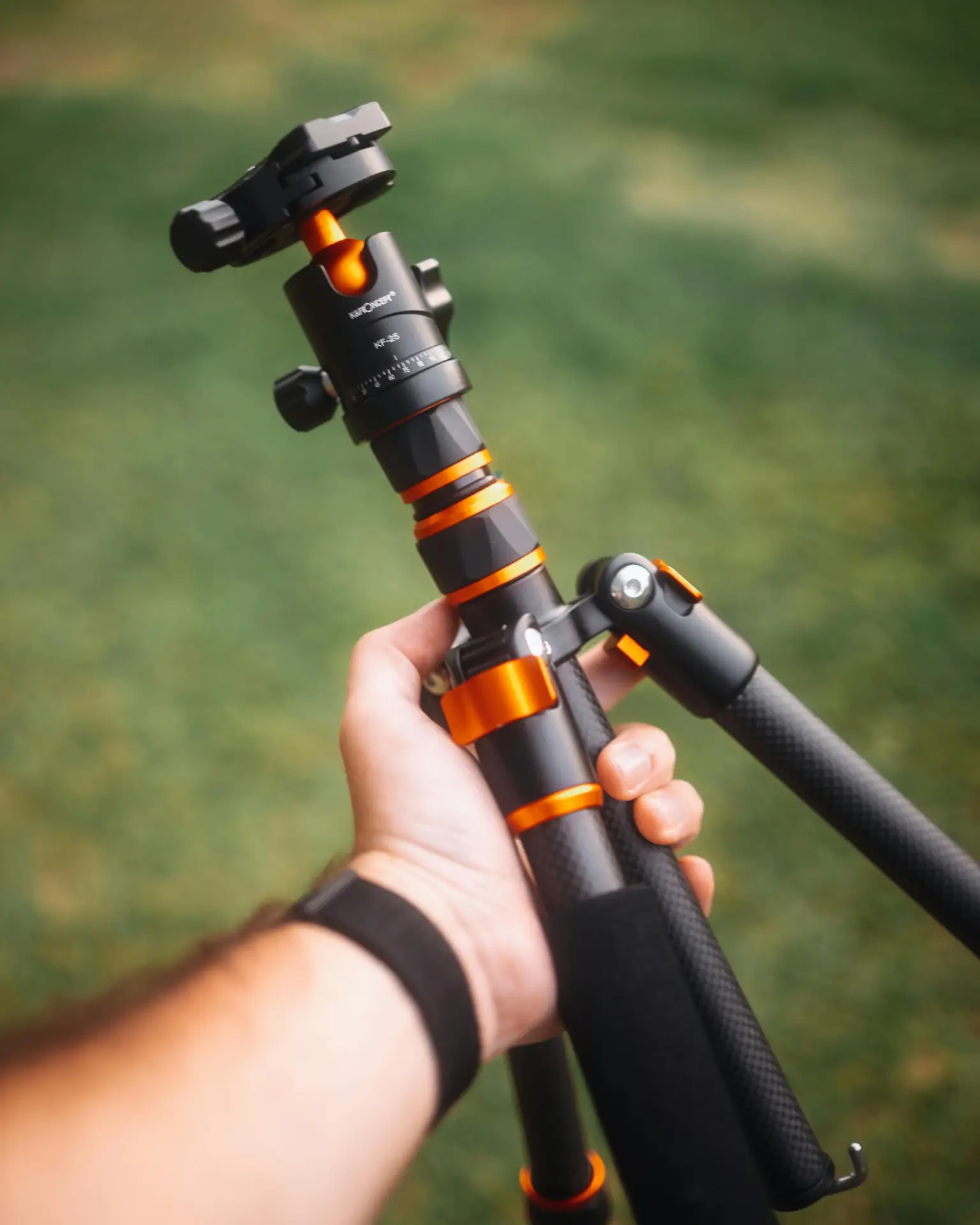 Nightscape Travel Kits 2026: Low-Light Lens, Tripod, and Strap Setup for Explorers