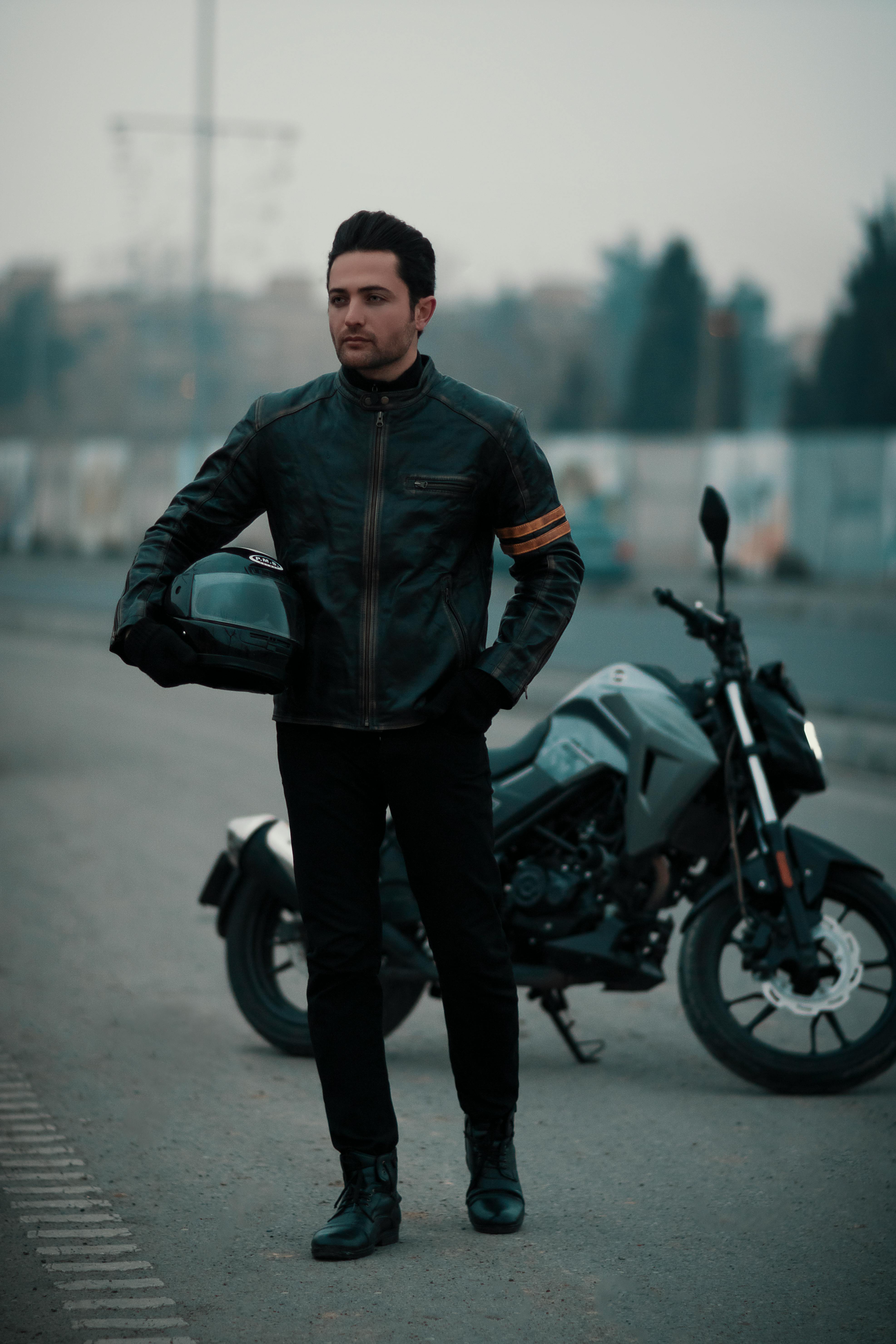 Wide aperture illustrative shot showing shallow depth of field at night