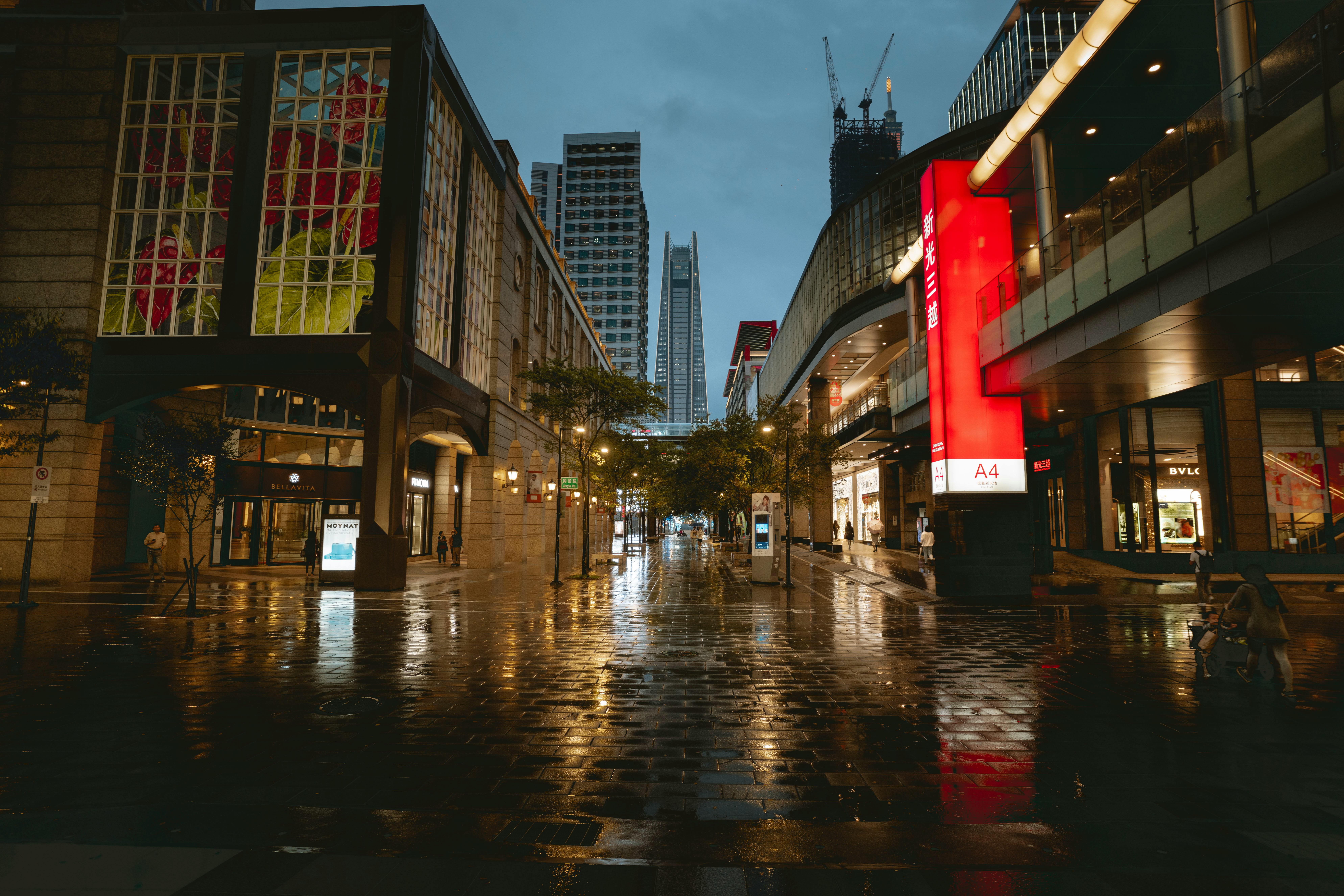 Minimalist camera setup with a single prime lens on a table