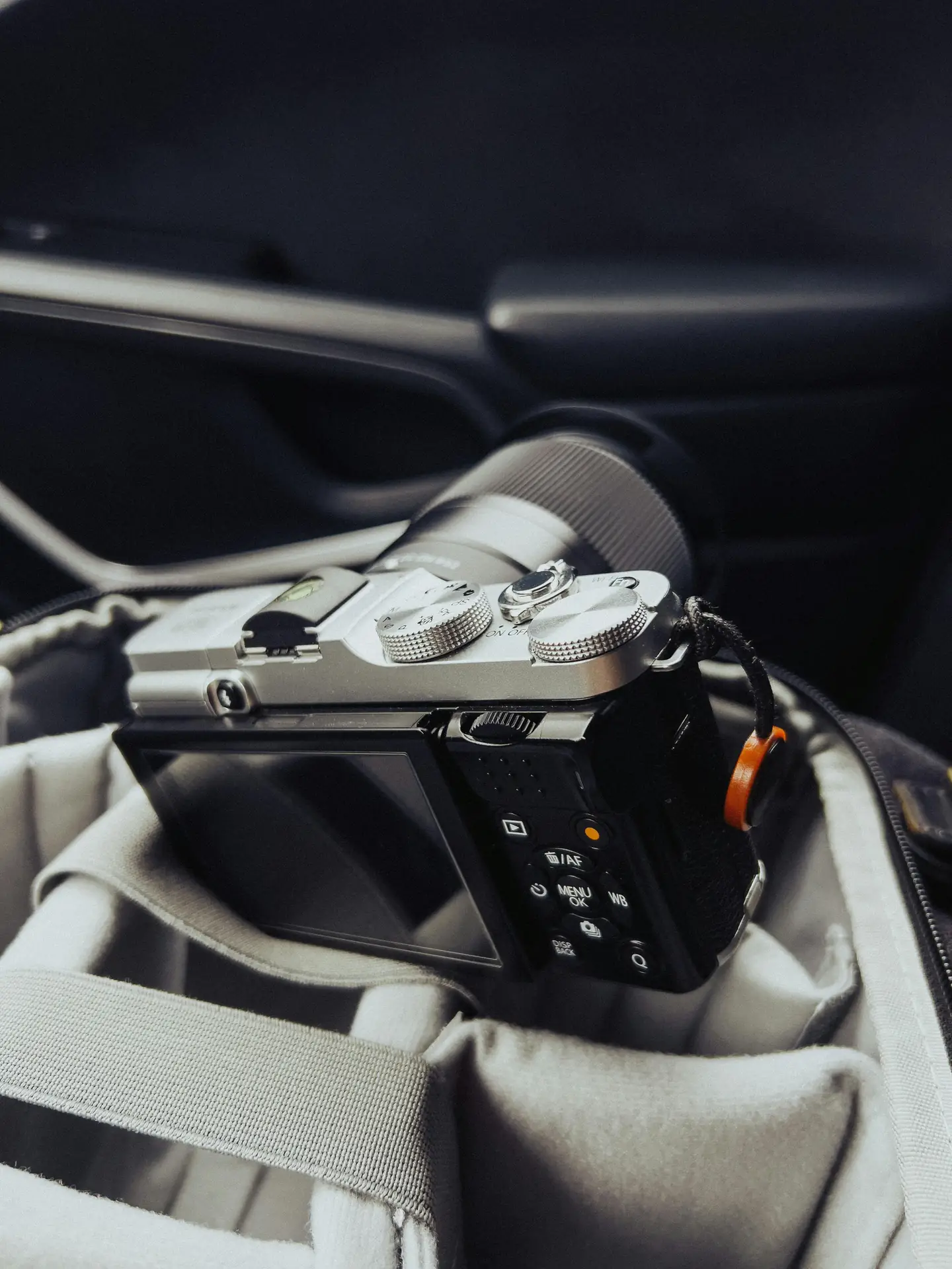 Mirrorless Adventure: Choosing Compact 2026 Mirrorless Cameras for Rugged Travel Photography