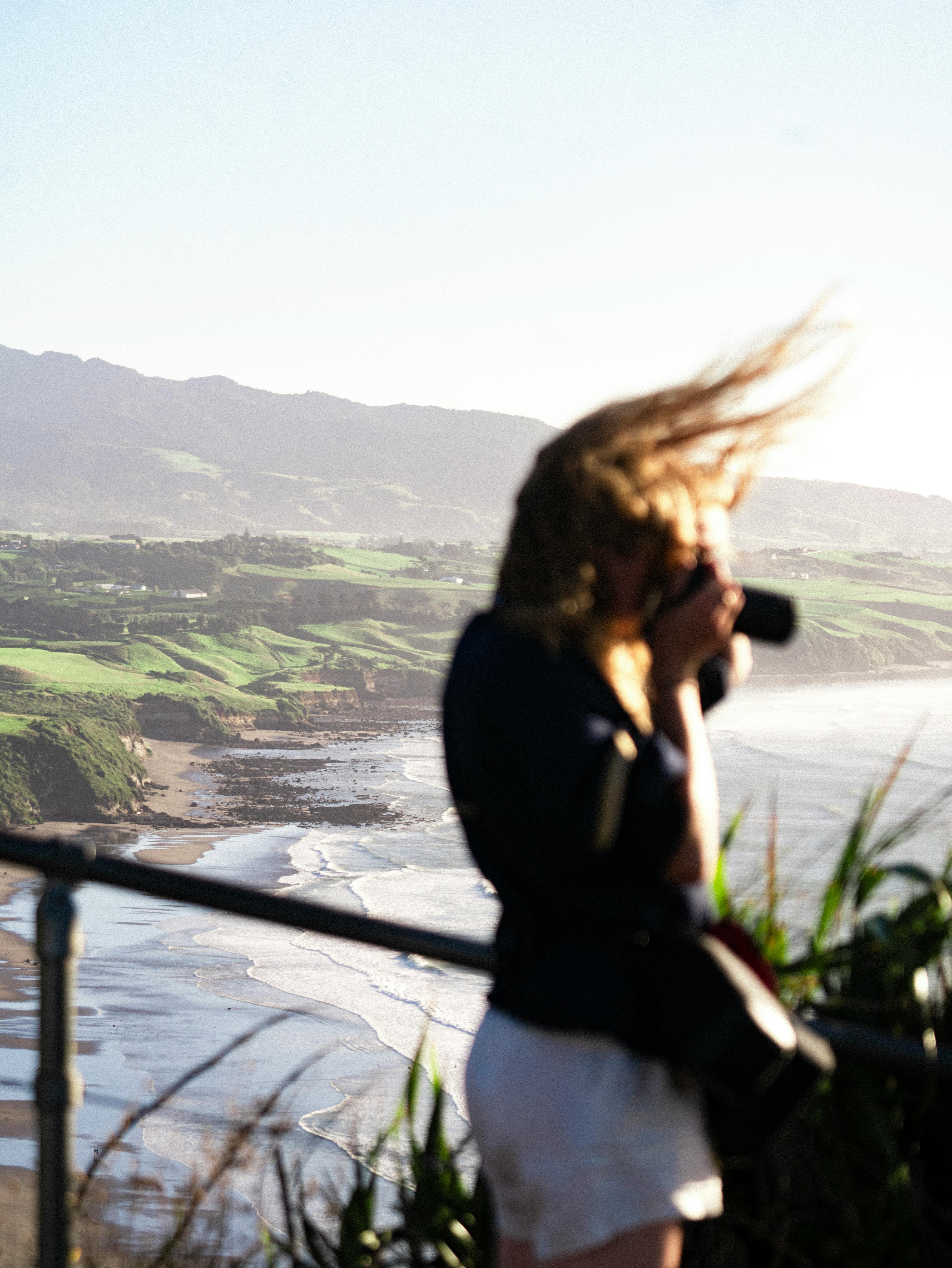 ハイコントラストシーンで明るい被写体に測光ポイントを合わせたカメラ