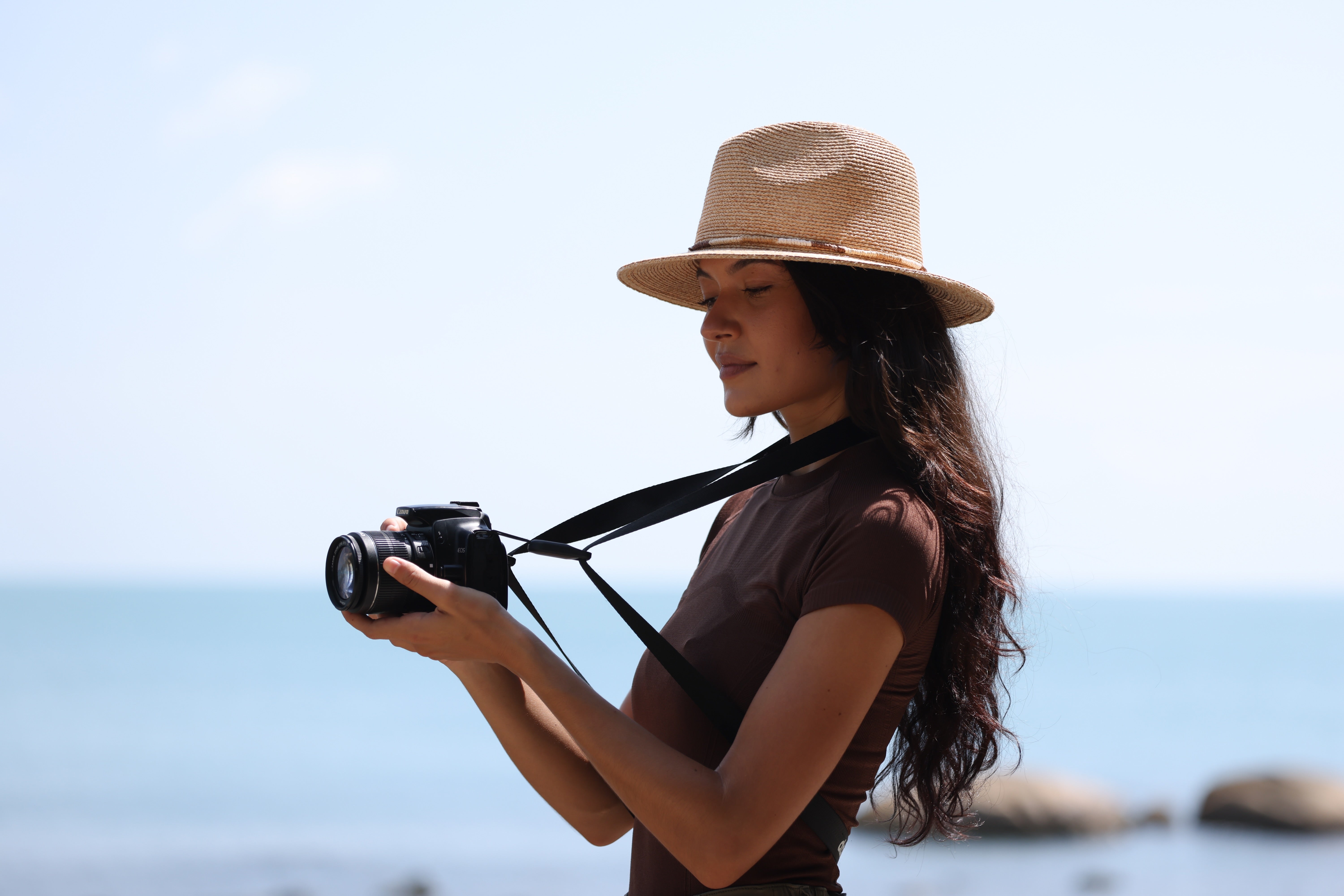 カメラを安全かつ安定させるパッド入りストラップのクローズアップ