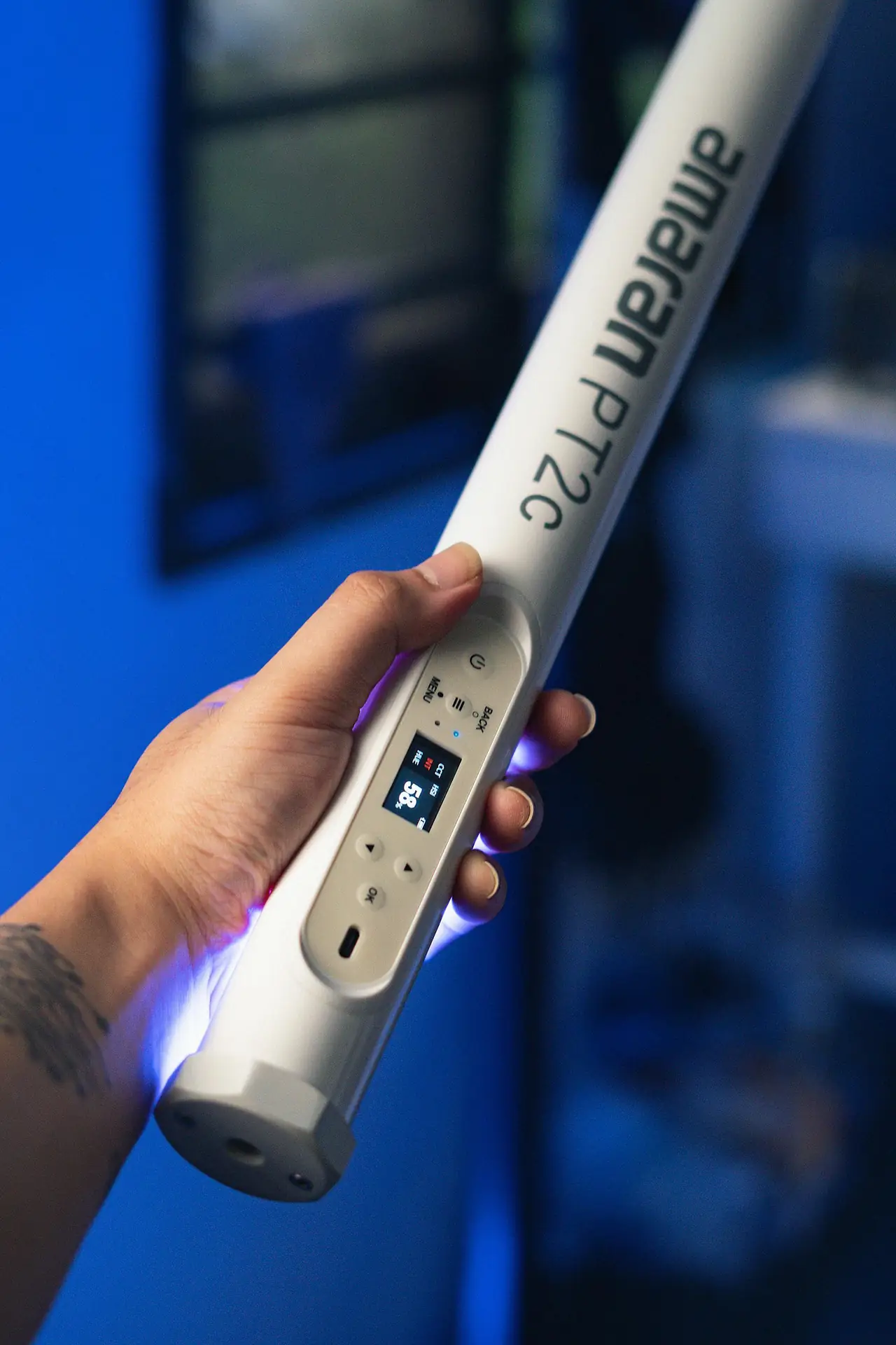 小型のカメラキットを並べた写真：LEDパネル、ソフトボックス、クランプ、カメラボディ