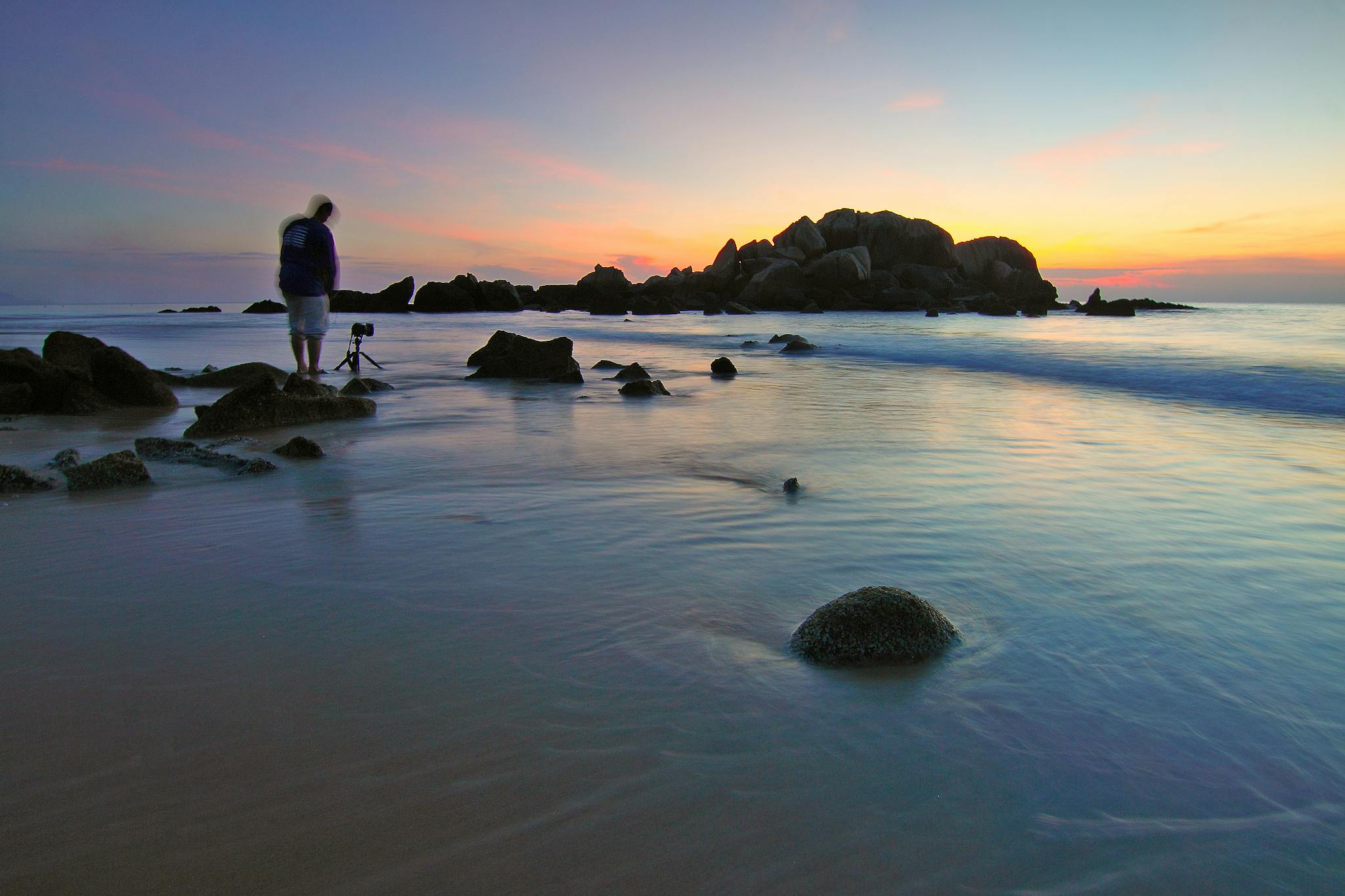 Correas enrolladas en una bolsa de viaje dentro del equipaje de mano