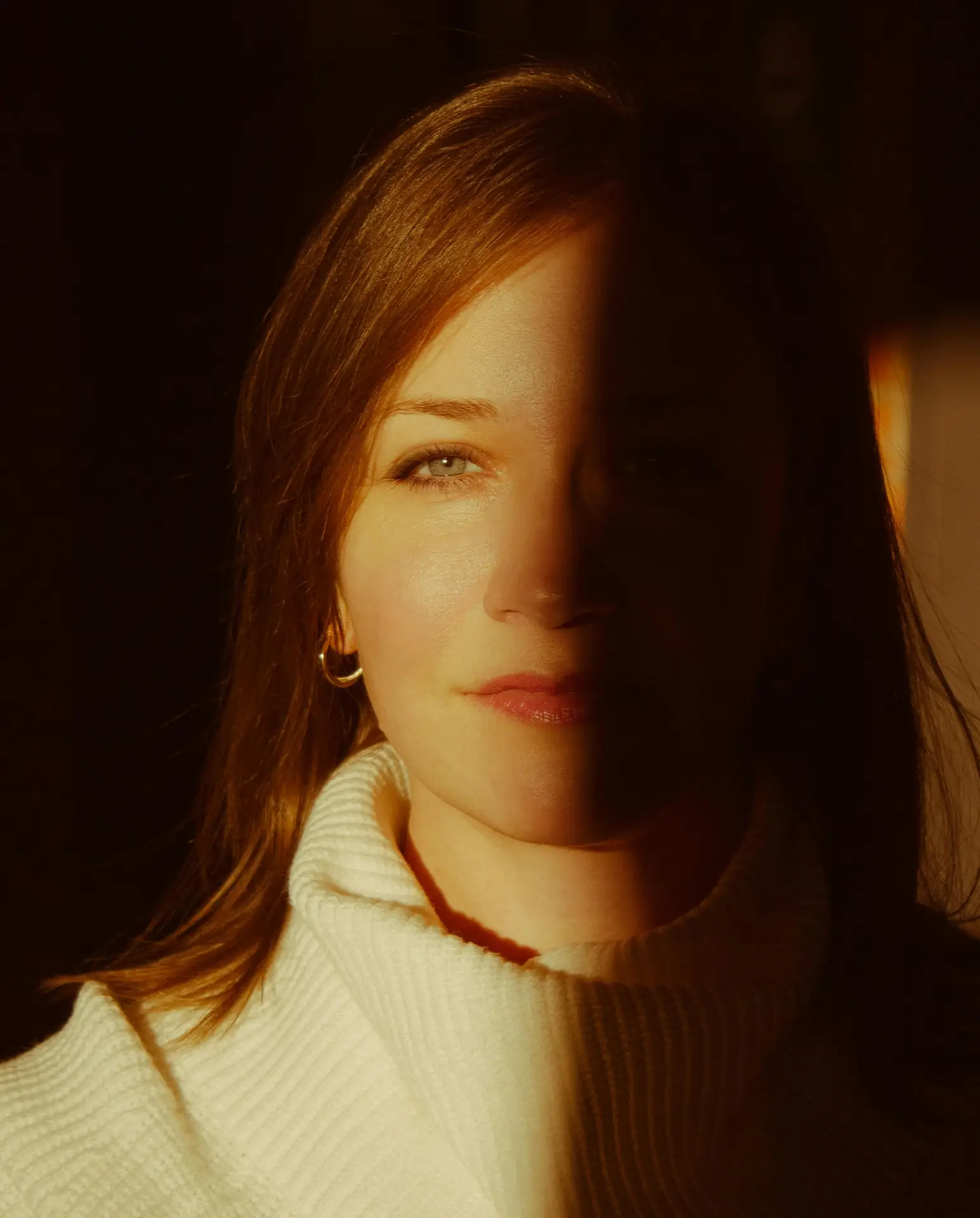 Cinematische reisfotograaf met camera en draagriem op straat