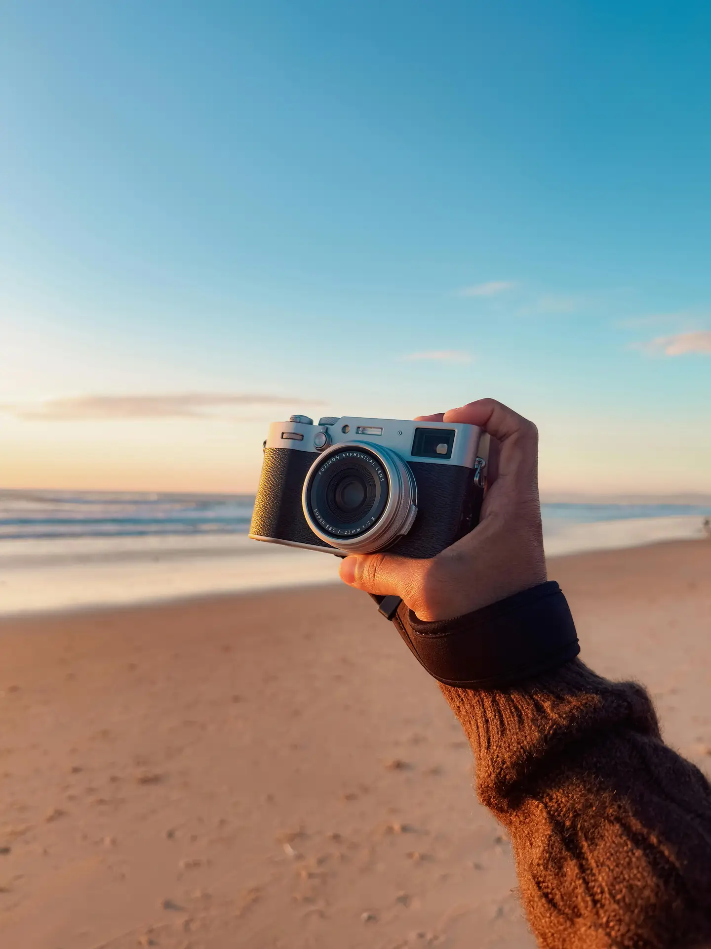 Reiziger met een compacte camera op een straatmarkt