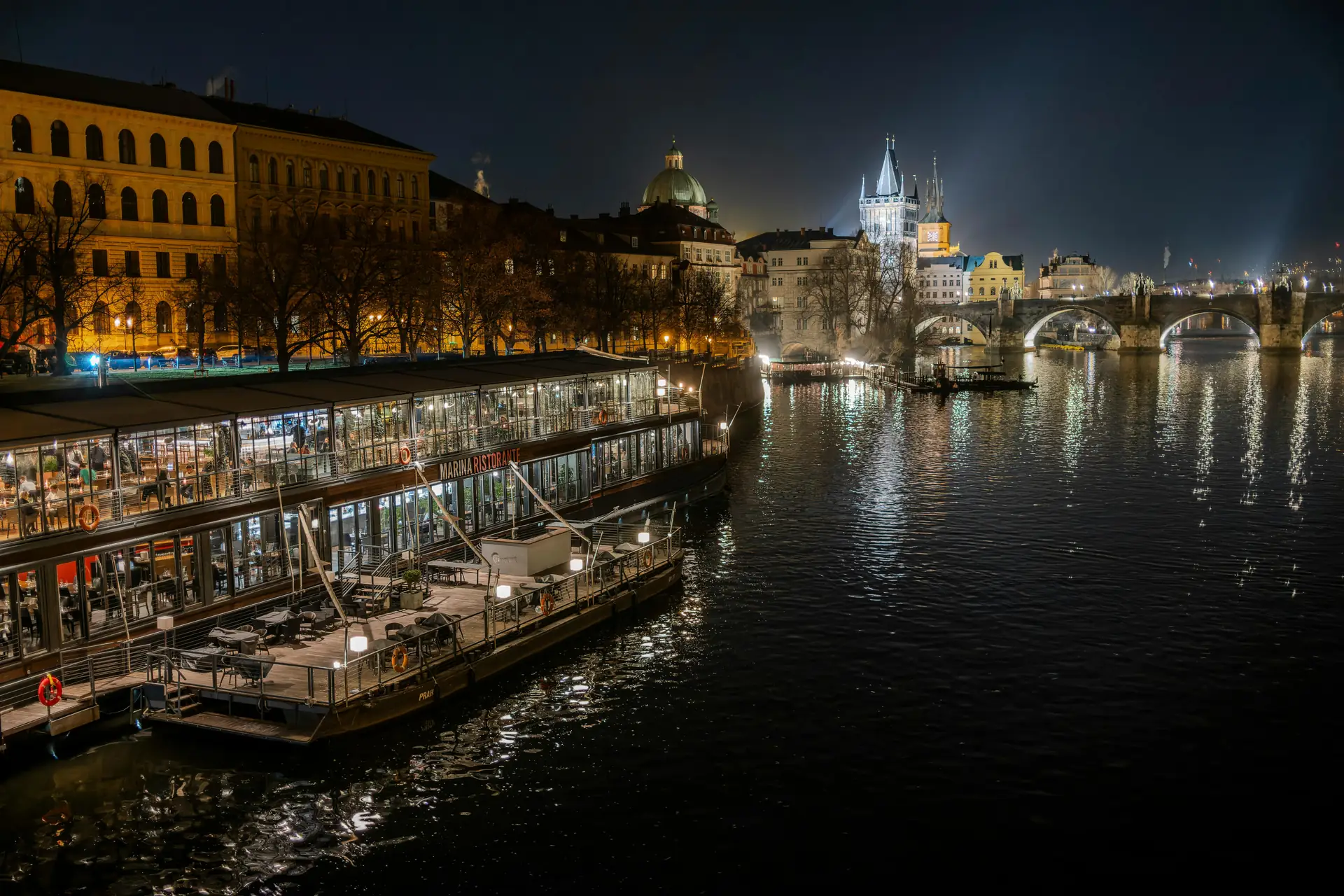 Fotograaf die onopvallende straatfoto's maakt met een compacte camera