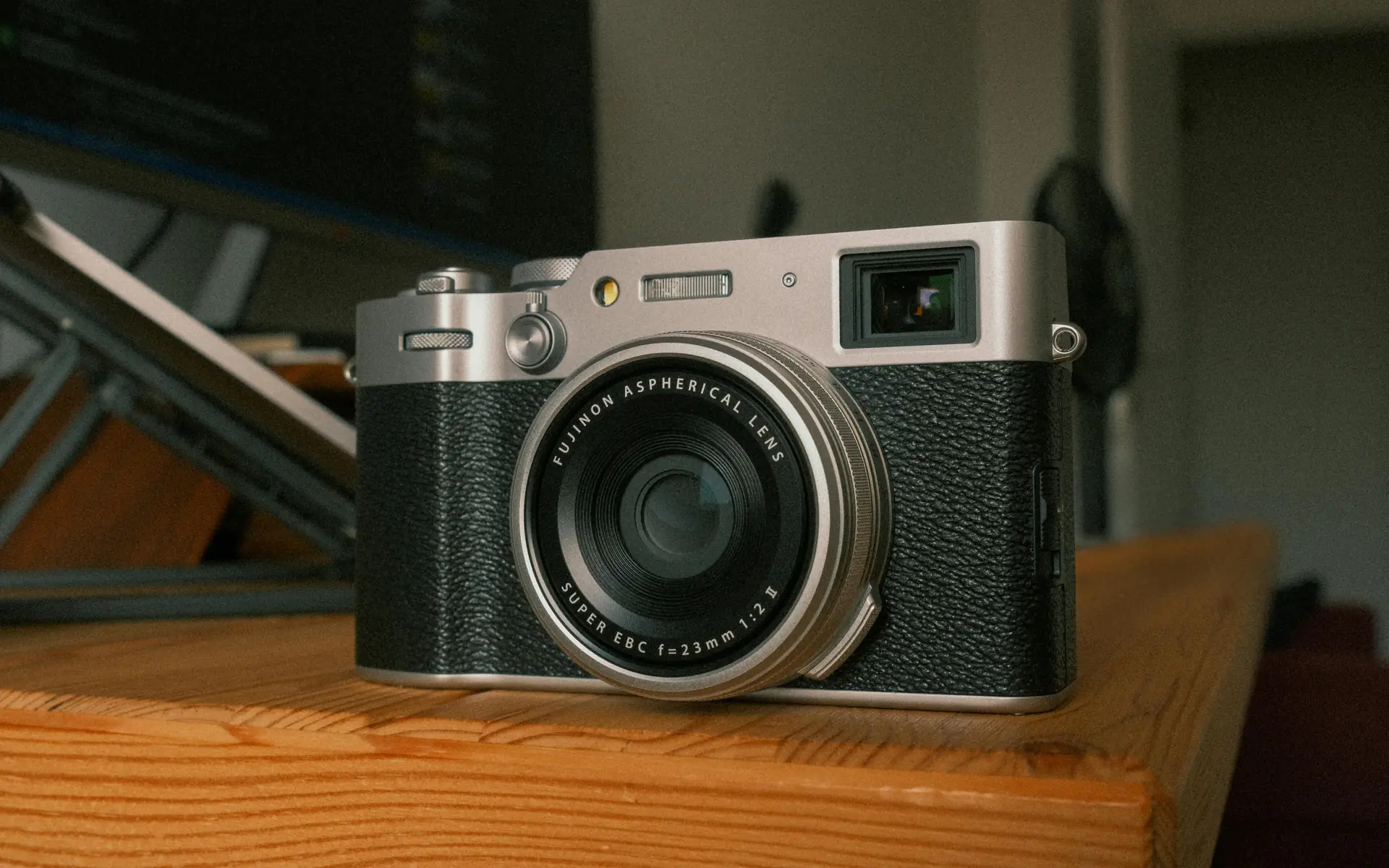 Fotograaf gebruikt voelbare camerabediening tijdens het gouden uur